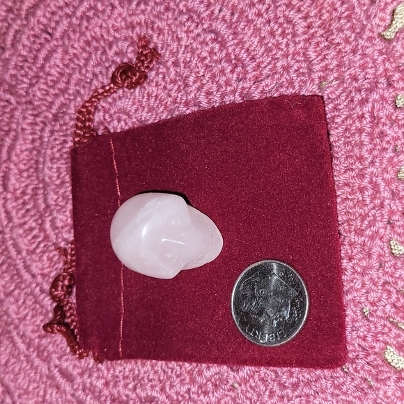 Mini Rose Quartz Skull - Picture 4 of 8